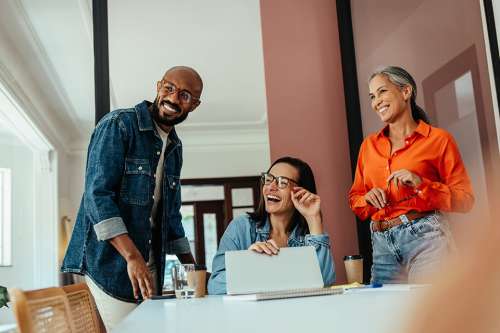 Foto: 3 lachende Personen