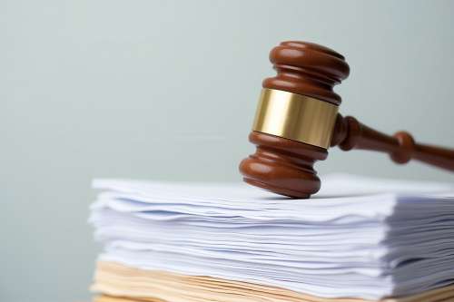 Foto: Richterhammer liegt auf Stapel Dokumente